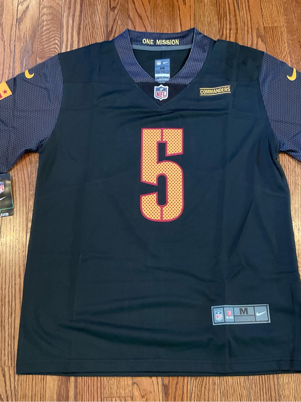 Nike Washington Commanders men’s M Jayden Daniels black sewn-on jersey NWT